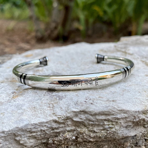 Bracelet de méditation "Om Mani Padme Hum" en perles d'Ebène – Au Temple Pour Soi Bracelet de méditation "Om Mani Padme Hum" en perles d'Ebène – Au Temple Pour Soi