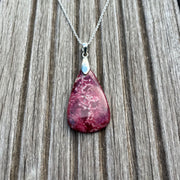 Pendentif pierre thulite amour