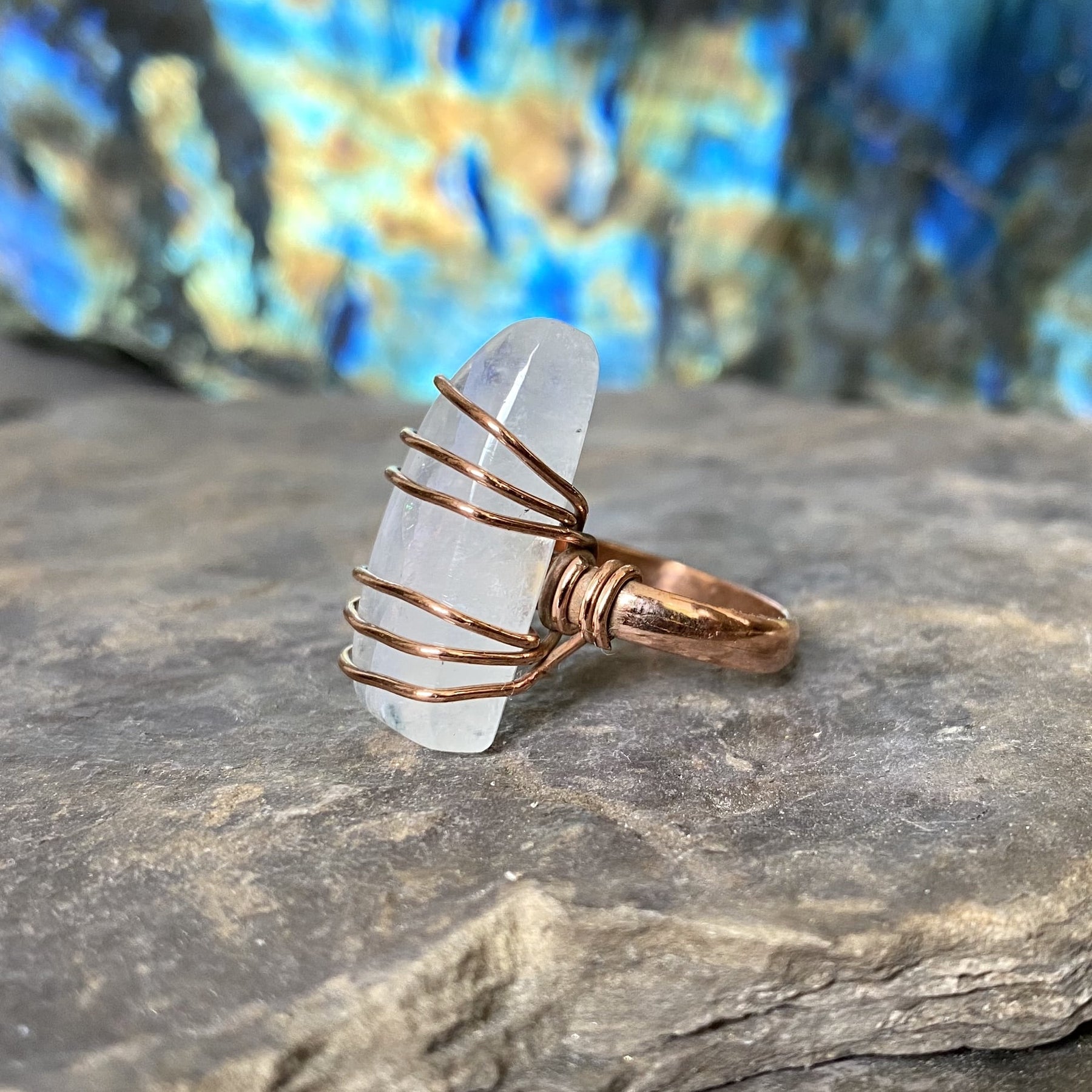 Bague ancienne pierre de lune sur or jaune | Galerie Pénélope