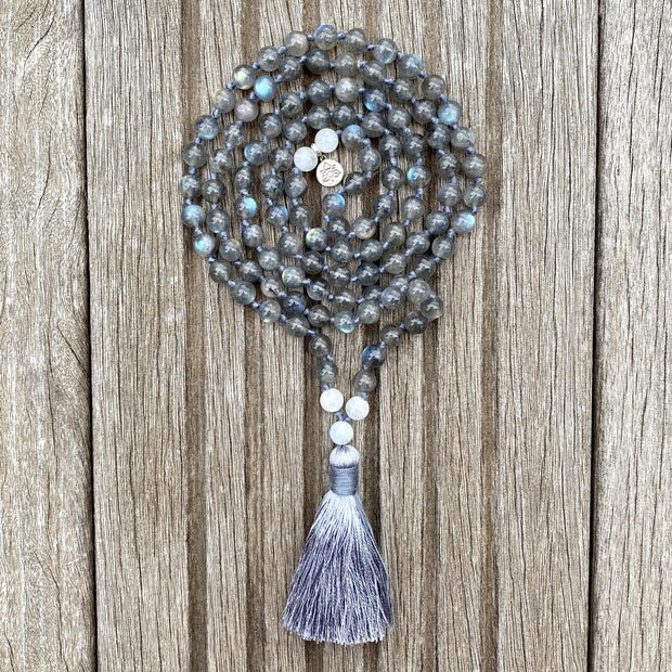 Collier Mala en labradorite et pierre de lune pompon gris