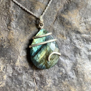 Pendentif « Goutte d'eau » en Labradorite Spectrolite - Reflet Vert/Bleu - Ankora