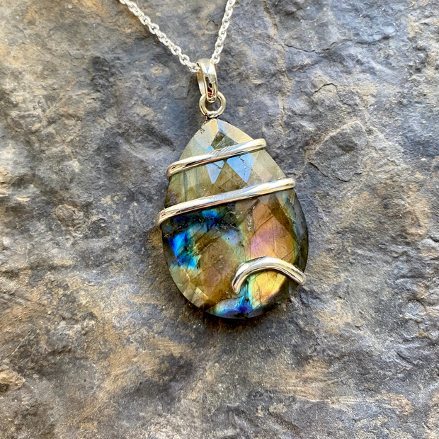 pendentif-pour-femme-en-labradorite