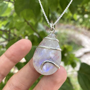 pendentif goutte en pierre de lune reflet bleu