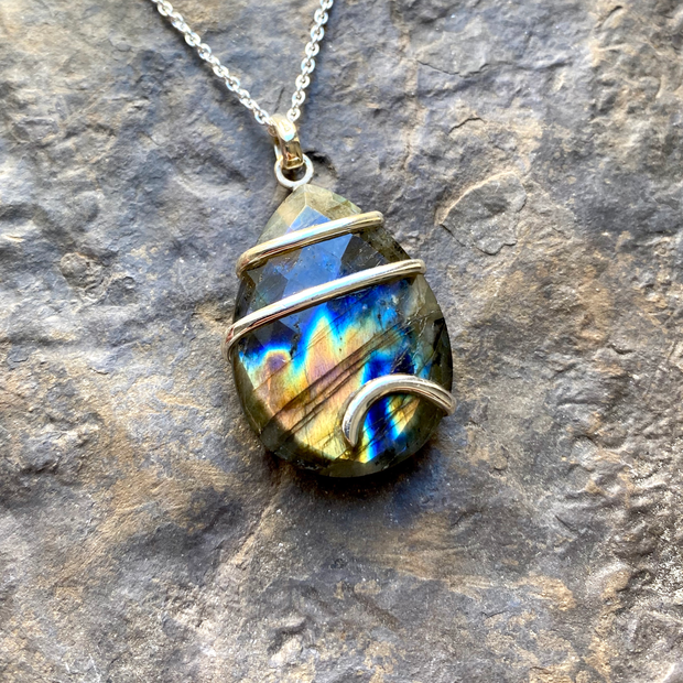 pendentif-labradorite-orange-bleu