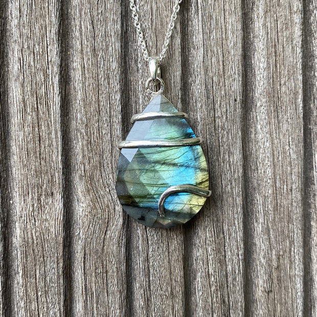 Pendentif « Goutte d'eau » en Labradorite Spectrolite - Reflet Vert & Bleu - Ankora