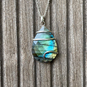 pendentif-labradorite-goutte-d'eau-reflet-vert-bleu-argent