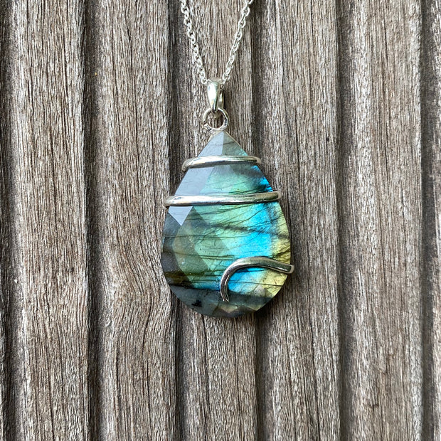 pendentif-labradorite-goutte-d'eau-reflet-vert-bleu-argent