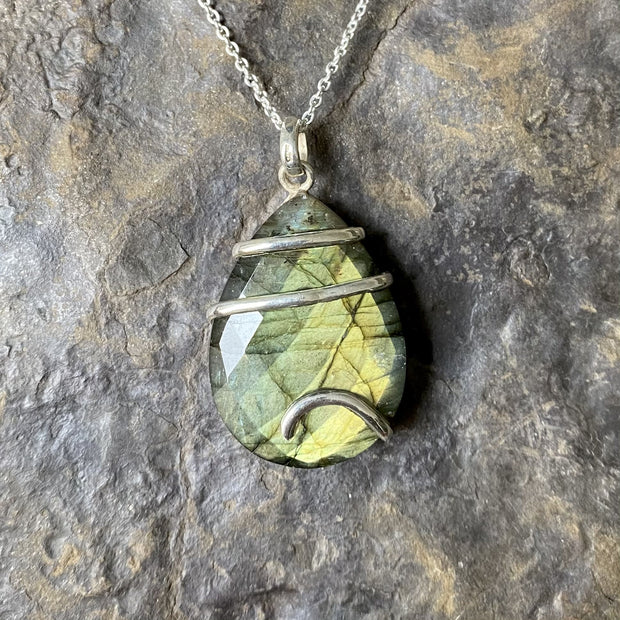 pendentif-labradorite-reflet-jaune